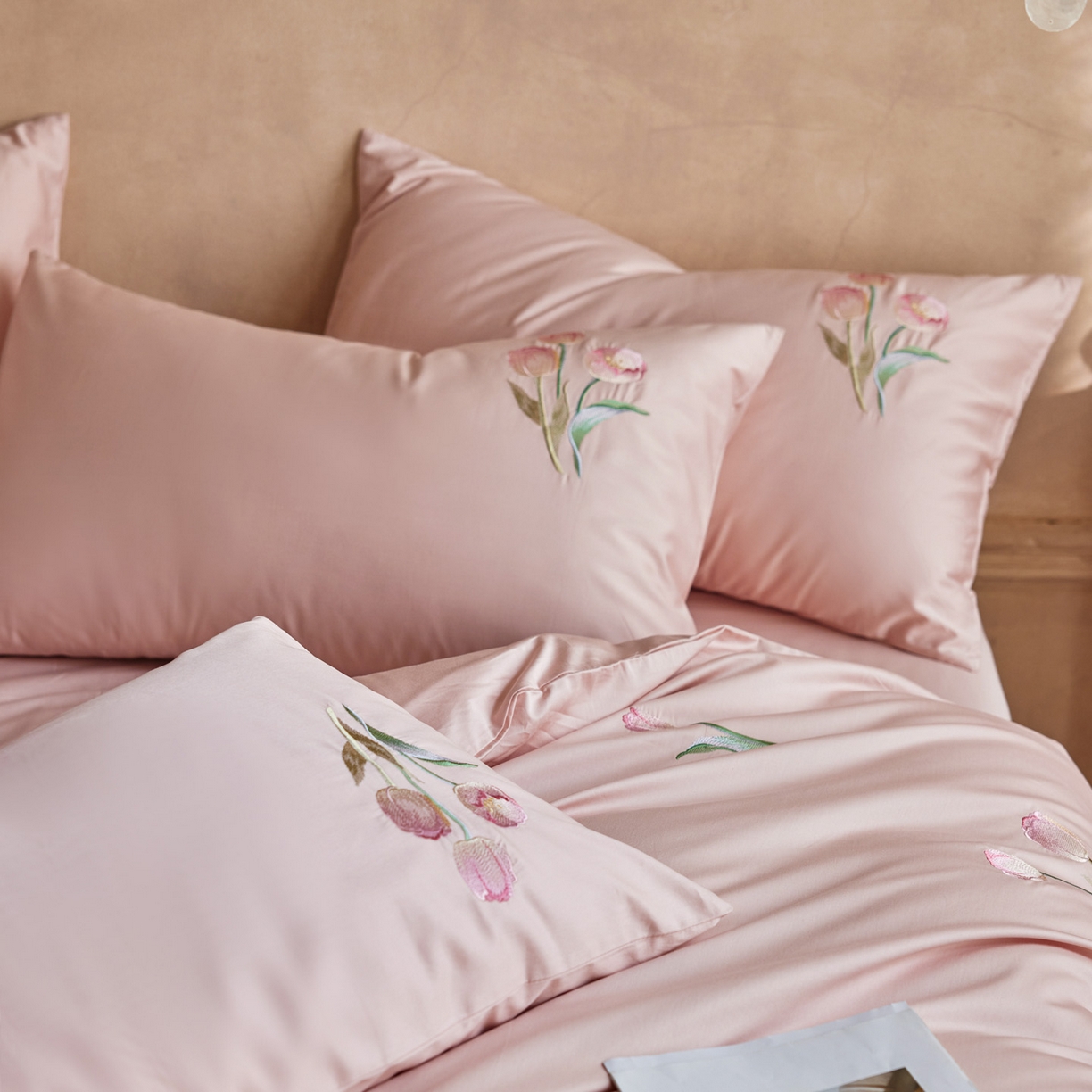 91家纺网 家纺一手货源 找家纺 爱缦 2026新款100S全棉CR工艺极简轻奢刺绣四件套-花海郁金系列风格一（券后控价：标准288，大号308） 花海郁金-粉色
