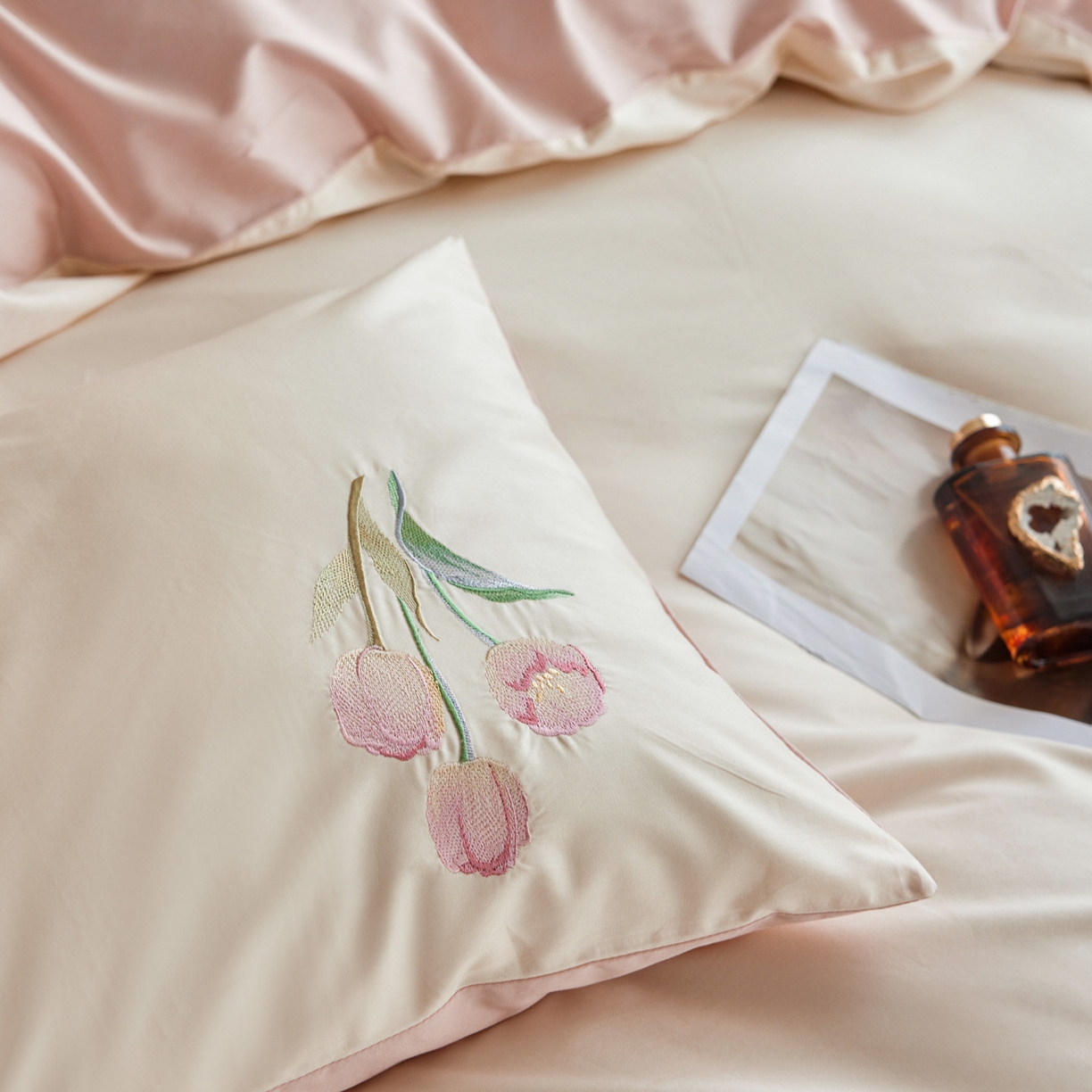 91家纺网 家纺一手货源 找家纺 爱缦 2026新款100S全棉CR工艺极简轻奢刺绣四件套-花海郁金系列风格一（券后控价：标准288，大号308） 花海郁金-白粉色