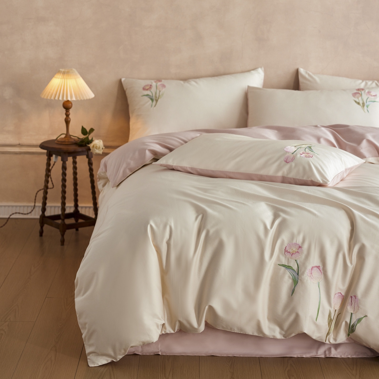 91家纺网 家纺一手货源 找家纺 爱缦 2026新款100S全棉CR工艺极简轻奢刺绣四件套-花海郁金系列风格一（券后控价：标准288，大号308） 花海郁金-白粉色