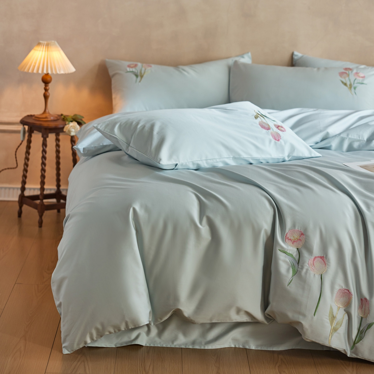 91家纺网 家纺一手货源 找家纺 爱缦 2026新款100S全棉CR工艺极简轻奢刺绣四件套-花海郁金系列风格一（券后控价：标准288，大号308） 花海郁金-蓝色