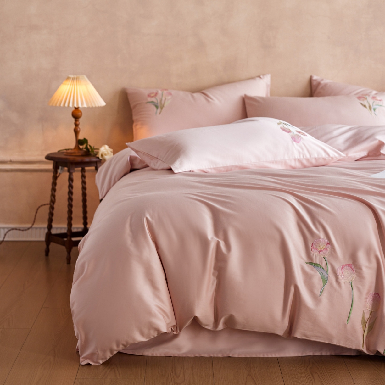 91家纺网 家纺一手货源 找家纺 爱缦 2026新款100S全棉CR工艺极简轻奢刺绣四件套-花海郁金系列风格一（券后控价：标准288，大号308） 花海郁金-粉色