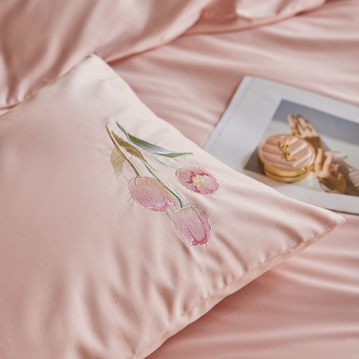 91家纺网 家纺一手货源 找家纺 爱缦 2026新款100S全棉CR工艺极简轻奢刺绣四件套-花海郁金系列风格一（券后控价：标准288，大号308） 花海郁金-粉色