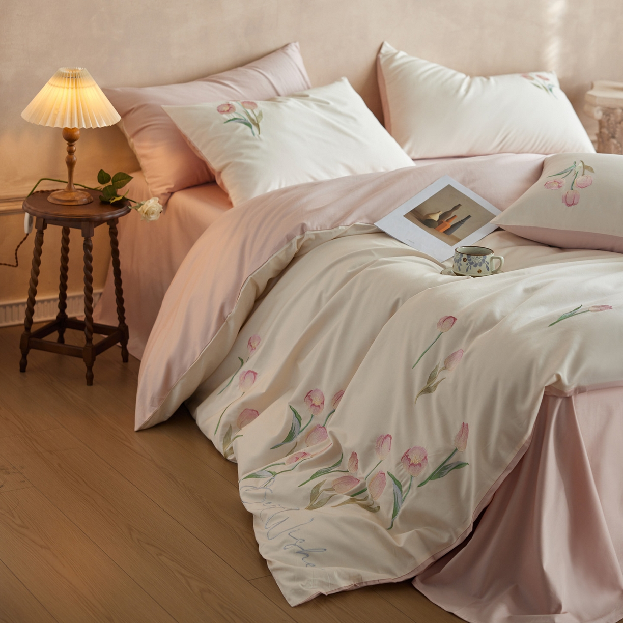 91家纺网 家纺一手货源 找家纺 爱缦 2026新款100S全棉CR工艺极简轻奢刺绣四件套-花海郁金系列风格一（券后控价：标准288，大号308） 花海郁金-白粉色
