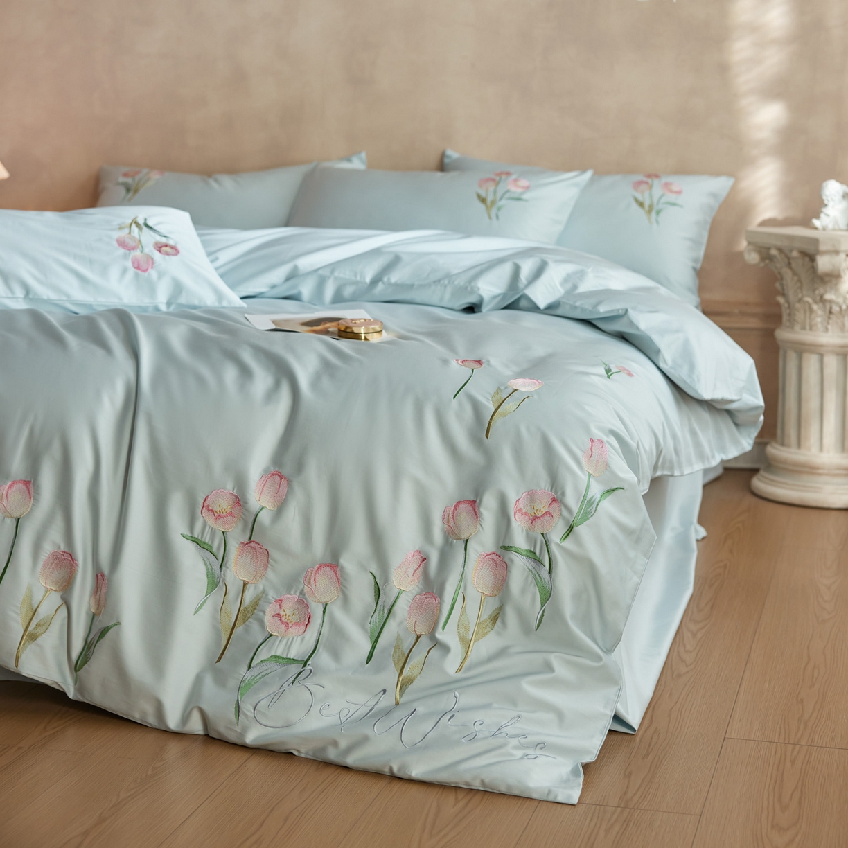 91家纺网 家纺一手货源 找家纺 爱缦 2026新款100S全棉CR工艺极简轻奢刺绣四件套-花海郁金系列风格一（券后控价：标准288，大号308） 花海郁金-蓝色