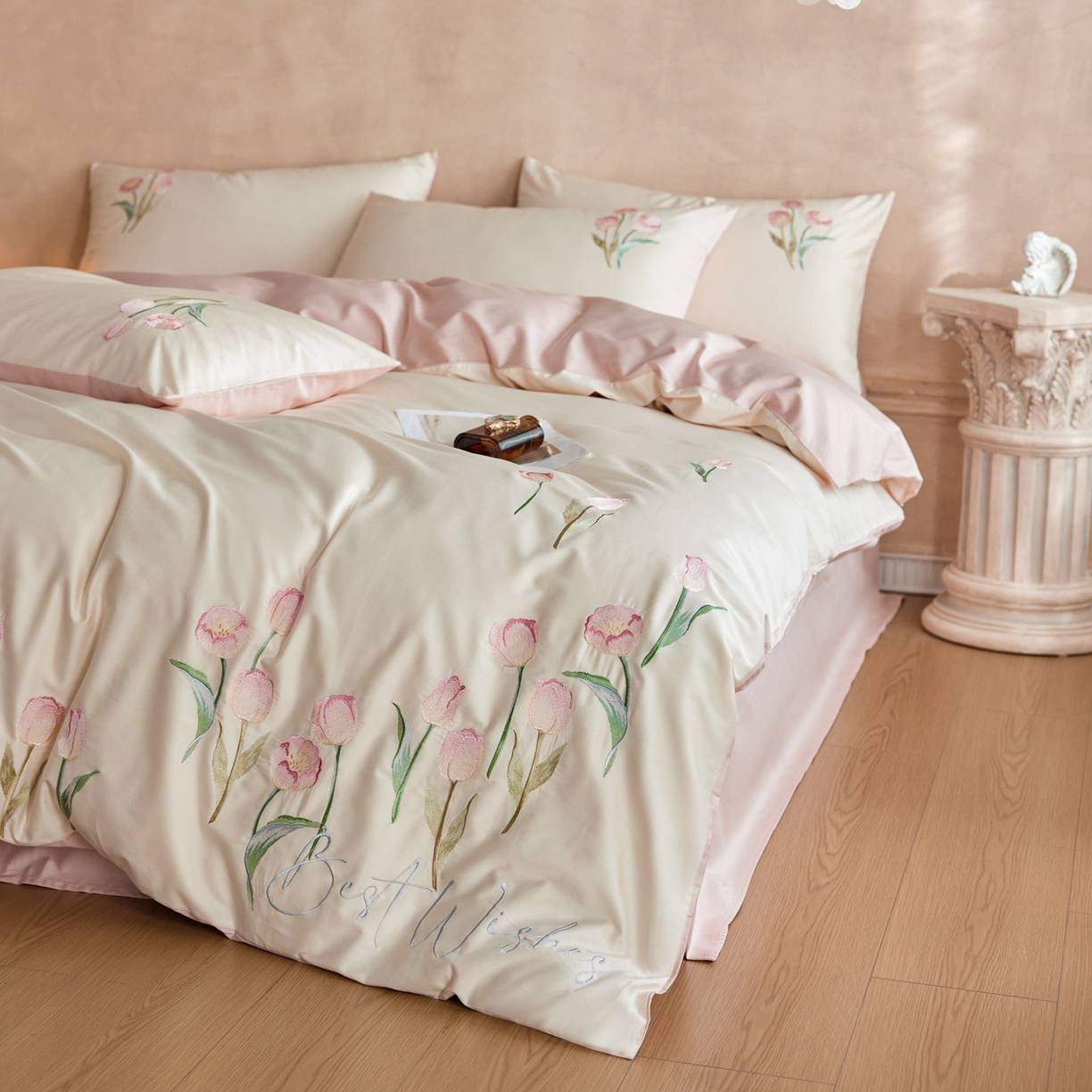 91家纺网 家纺一手货源 找家纺 爱缦 2026新款100S全棉CR工艺极简轻奢刺绣四件套-花海郁金系列风格一（券后控价：标准288，大号308） 花海郁金-白粉色