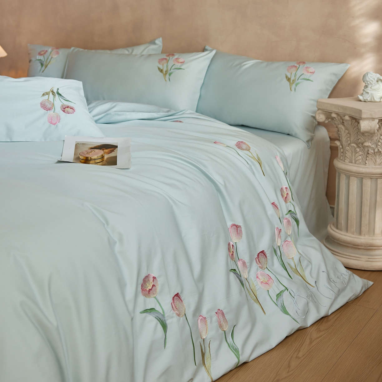 91家纺网 家纺一手货源 找家纺 爱缦 2026新款100S全棉CR工艺极简轻奢刺绣四件套-花海郁金系列风格一（券后控价：标准288，大号308） 花海郁金-蓝色