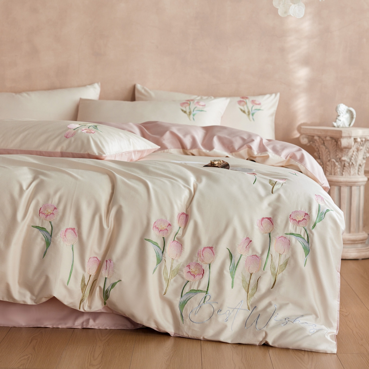 91家纺网 家纺一手货源 找家纺 爱缦 2026新款100S全棉CR工艺极简轻奢刺绣四件套-花海郁金系列风格一（券后控价：标准288，大号308） 花海郁金-白粉色