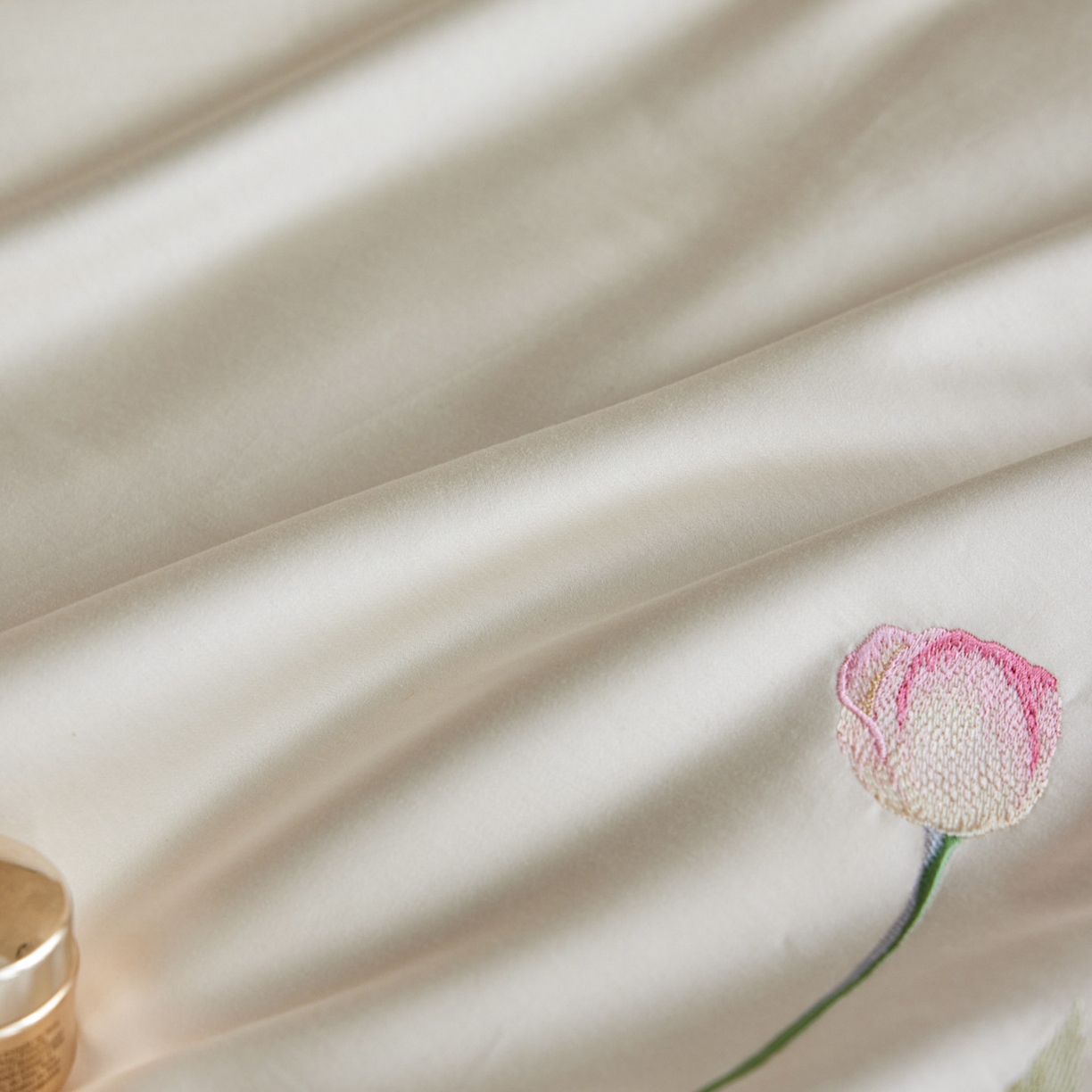 91家纺网 家纺一手货源 找家纺 爱缦 2026新款100S全棉CR工艺极简轻奢刺绣四件套-花海郁金系列风格一（券后控价：标准288，大号308） 花海郁金-白绿色