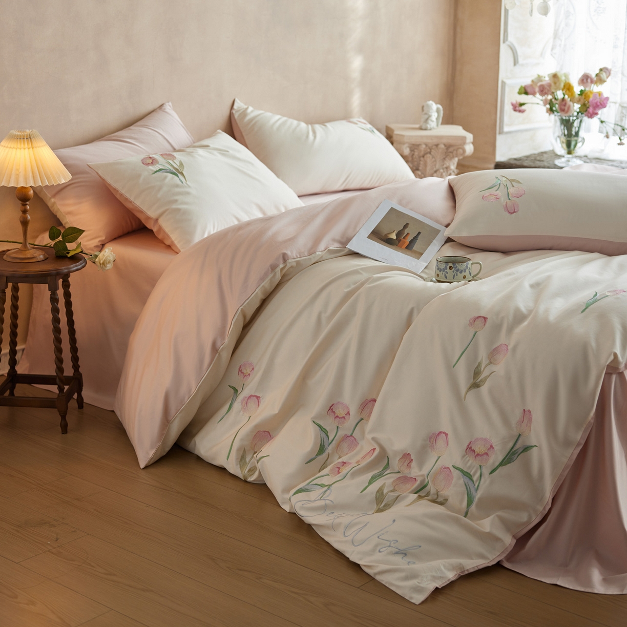 91家纺网 家纺一手货源 找家纺 爱缦 2026新款100S全棉CR工艺极简轻奢刺绣四件套-花海郁金系列风格一（券后控价：标准288，大号308） 花海郁金-白粉色