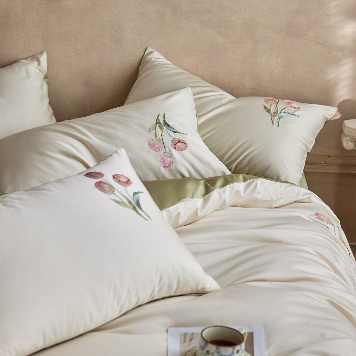 91家纺网 家纺一手货源 找家纺 爱缦 2026新款100S全棉CR工艺极简轻奢刺绣四件套-花海郁金系列风格一（券后控价：标准288，大号308） 花海郁金-白绿色
