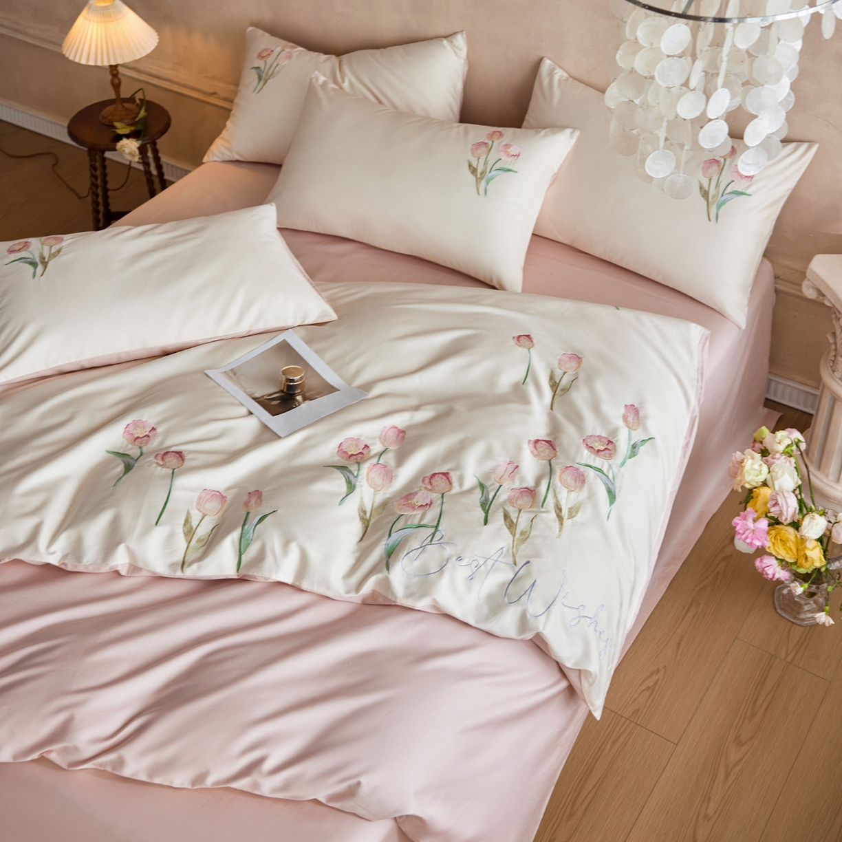 91家纺网 家纺一手货源 找家纺 爱缦 2026新款100S全棉CR工艺极简轻奢刺绣四件套-花海郁金系列风格一（券后控价：标准288，大号308） 花海郁金-白粉色
