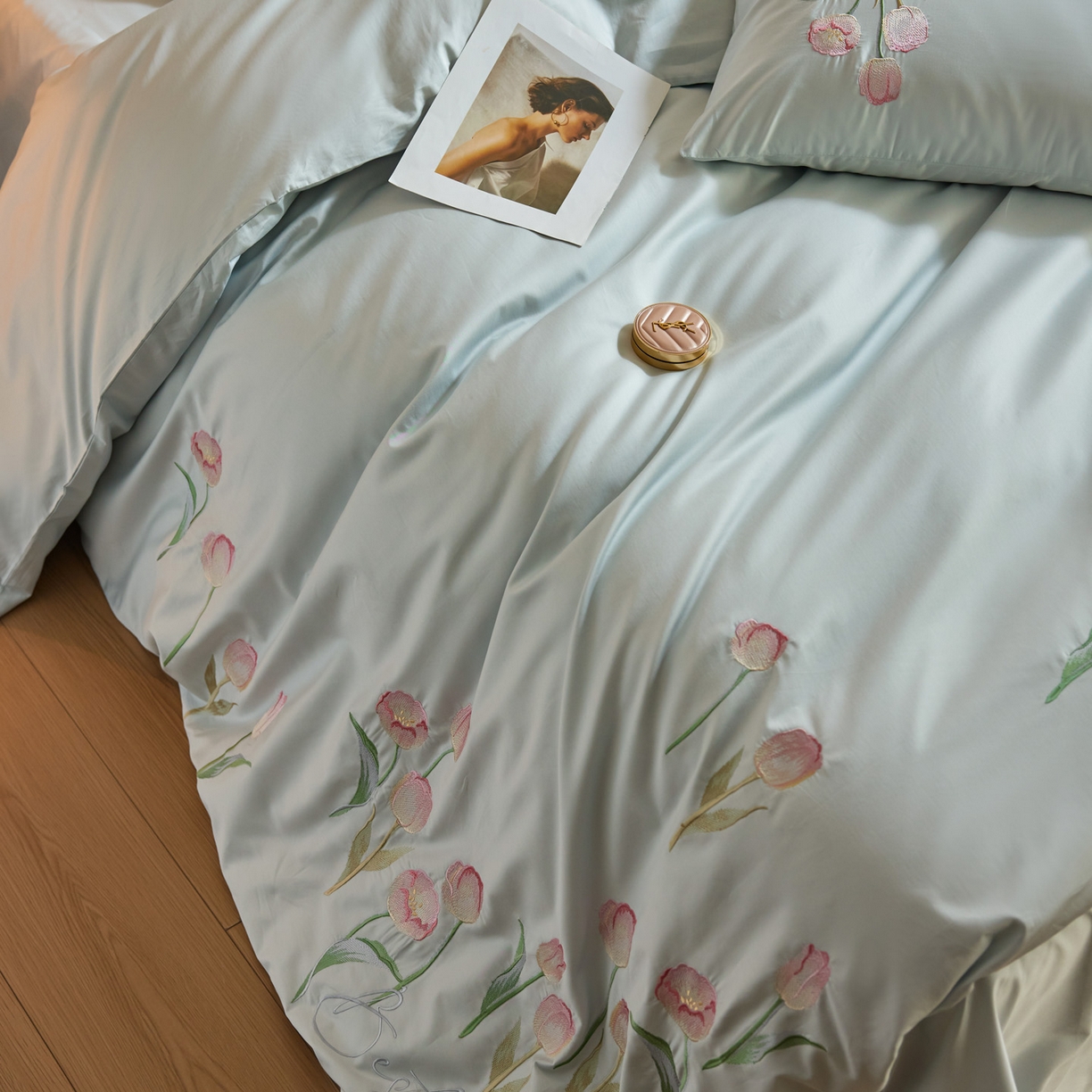 91家纺网 家纺一手货源 找家纺 爱缦 2026新款100S全棉CR工艺极简轻奢刺绣四件套-花海郁金系列风格一（券后控价：标准288，大号308） 花海郁金-蓝色