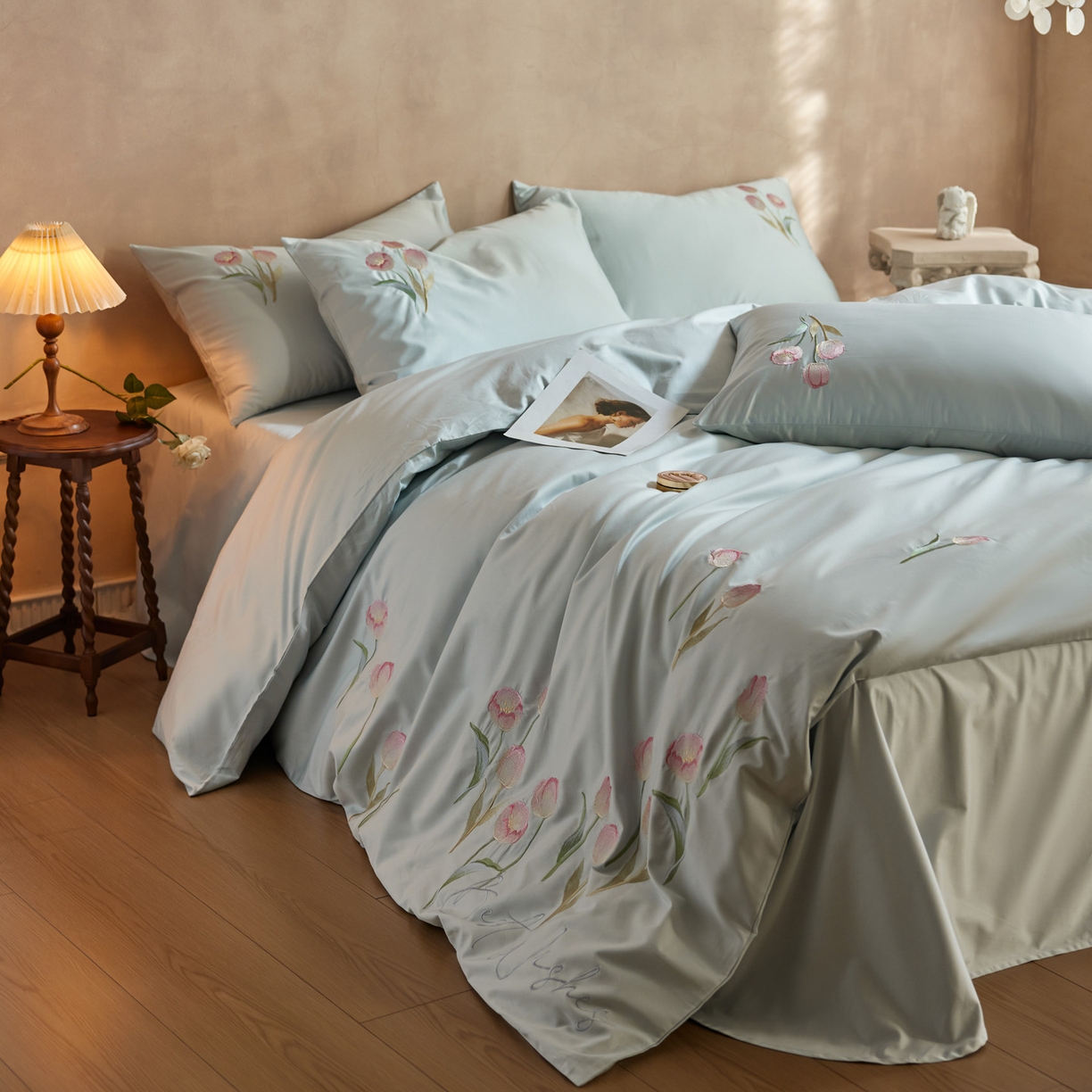 91家纺网 家纺一手货源 找家纺 爱缦 2026新款100S全棉CR工艺极简轻奢刺绣四件套-花海郁金系列风格一（券后控价：标准288，大号308） 花海郁金-蓝色