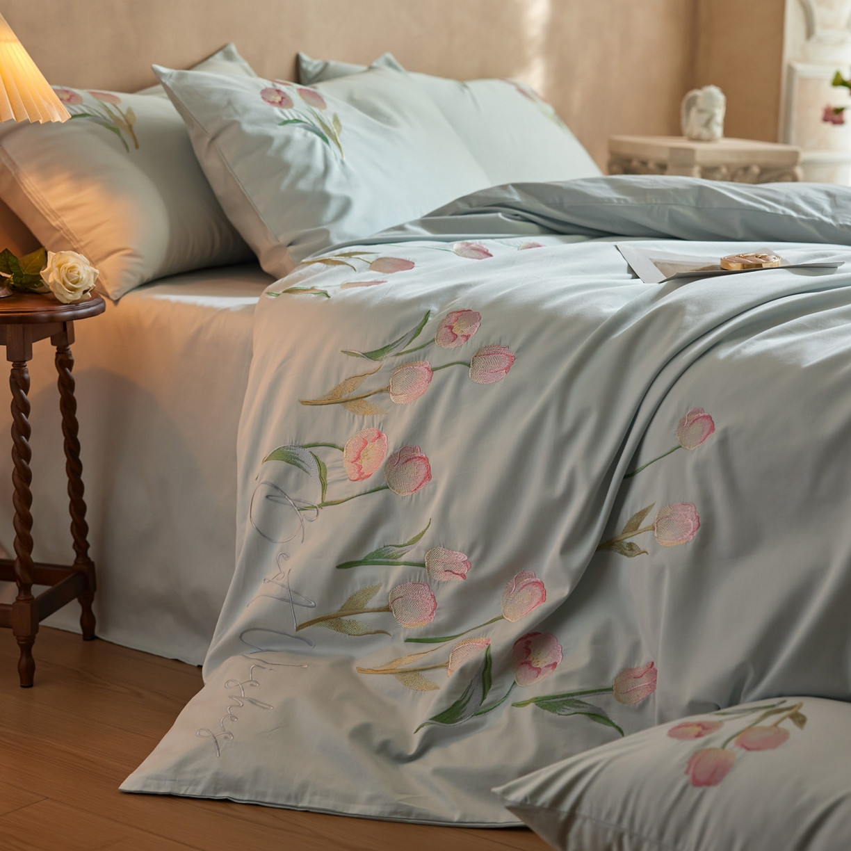 91家纺网 家纺一手货源 找家纺 爱缦 2026新款100S全棉CR工艺极简轻奢刺绣四件套-花海郁金系列风格一（券后控价：标准288，大号308） 花海郁金-蓝色