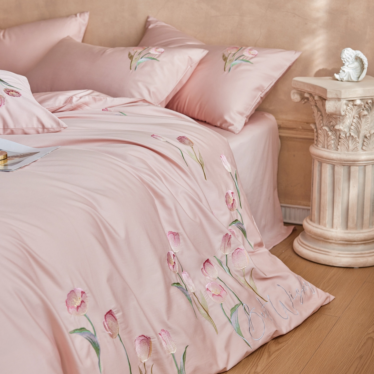91家纺网 家纺一手货源 找家纺 爱缦 2026新款100S全棉CR工艺极简轻奢刺绣四件套-花海郁金系列风格一（券后控价：标准288，大号308） 花海郁金-粉色