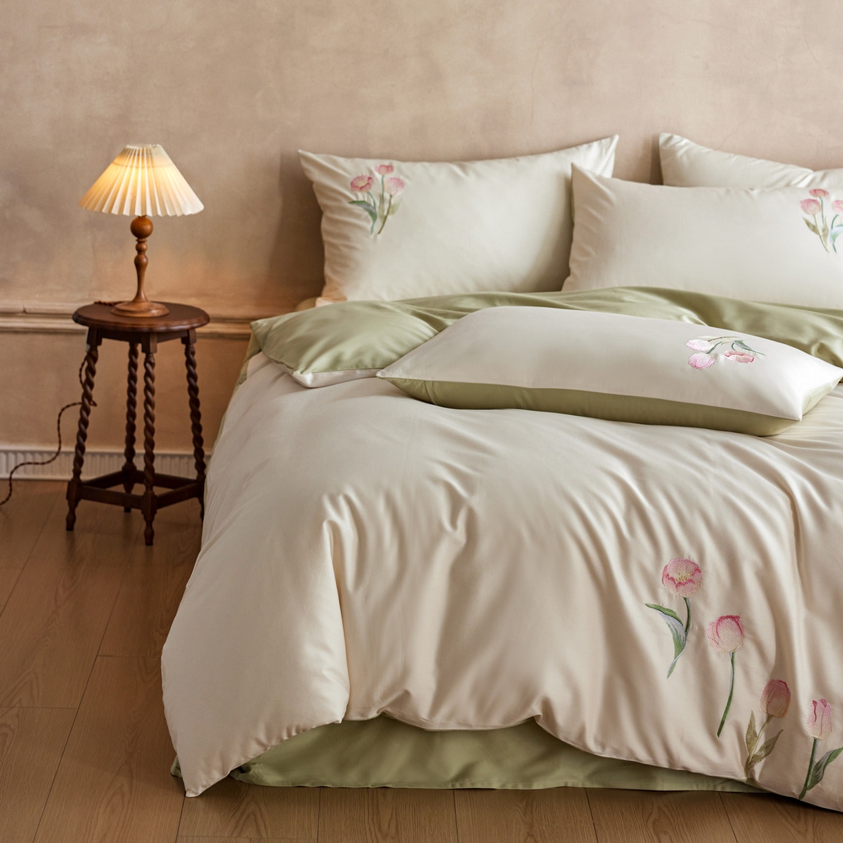 91家纺网 家纺一手货源 找家纺 爱缦 2026新款100S全棉CR工艺极简轻奢刺绣四件套-花海郁金系列风格一（券后控价：标准288，大号308） 花海郁金-白绿色
