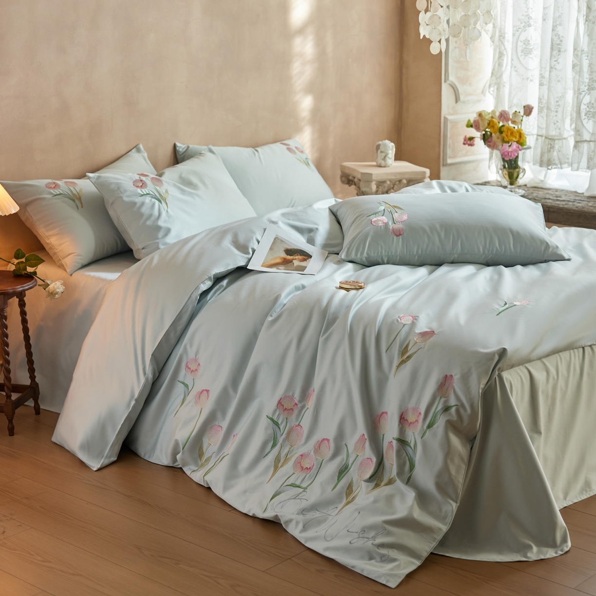 91家纺网 家纺一手货源 找家纺 爱缦 2026新款100S全棉CR工艺极简轻奢刺绣四件套-花海郁金系列风格一（券后控价：标准288，大号308） 花海郁金-蓝色