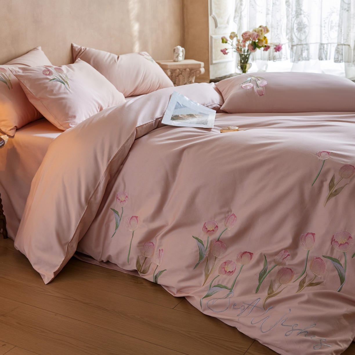 91家纺网 家纺一手货源 找家纺 爱缦 2026新款100S全棉CR工艺极简轻奢刺绣四件套-花海郁金系列风格一（券后控价：标准288，大号308） 花海郁金-粉色