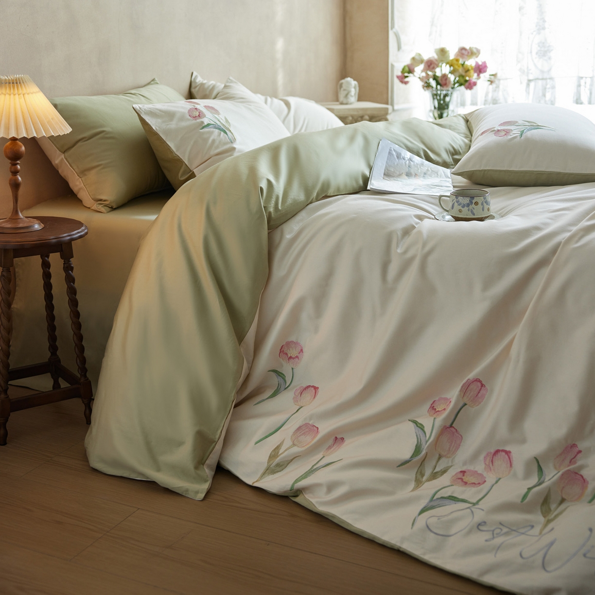 91家纺网 家纺一手货源 找家纺 爱缦 2026新款100S全棉CR工艺极简轻奢刺绣四件套-花海郁金系列风格一（券后控价：标准288，大号308） 花海郁金-白绿色