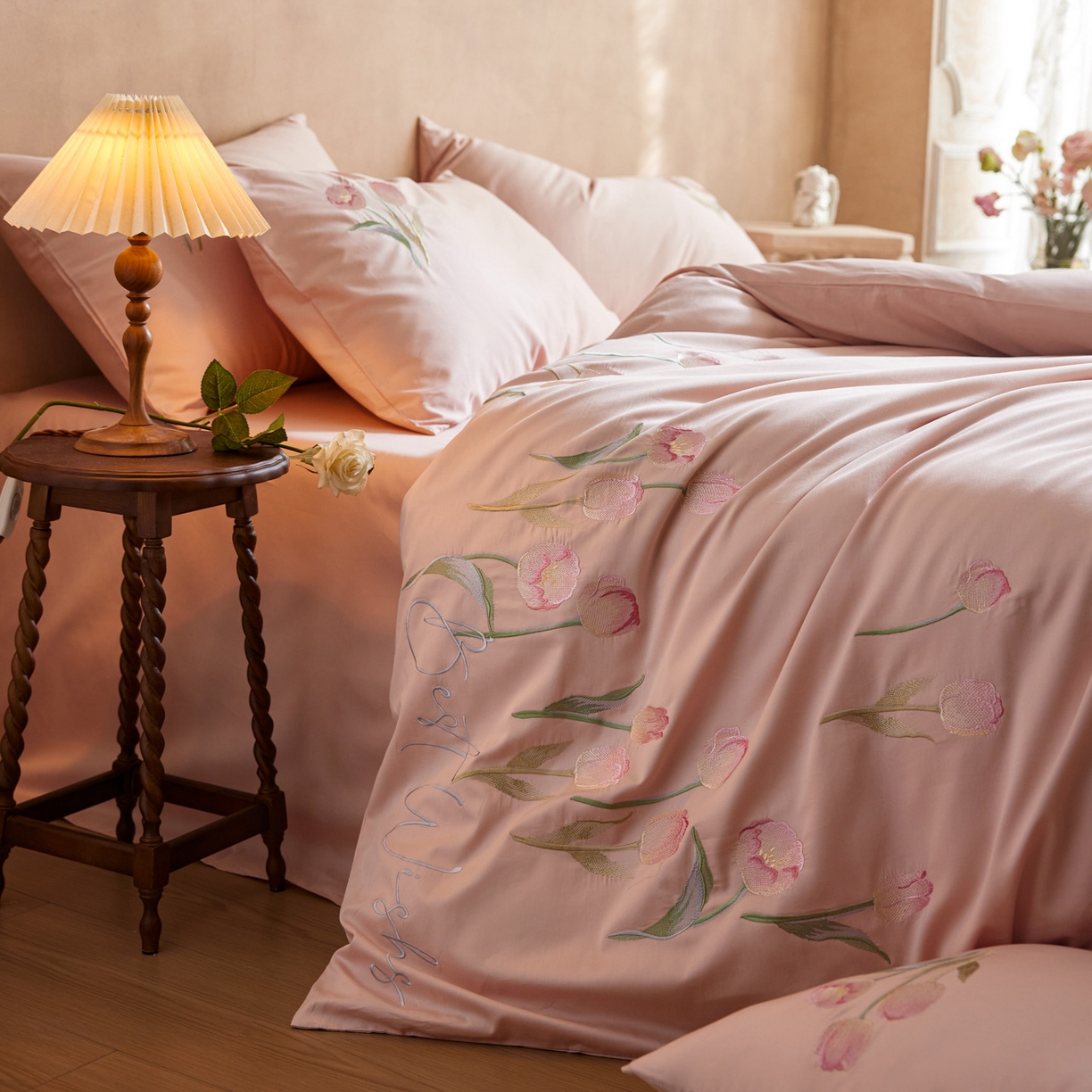 91家纺网 家纺一手货源 找家纺 爱缦 2026新款100S全棉CR工艺极简轻奢刺绣四件套-花海郁金系列风格一（券后控价：标准288，大号308） 花海郁金-粉色