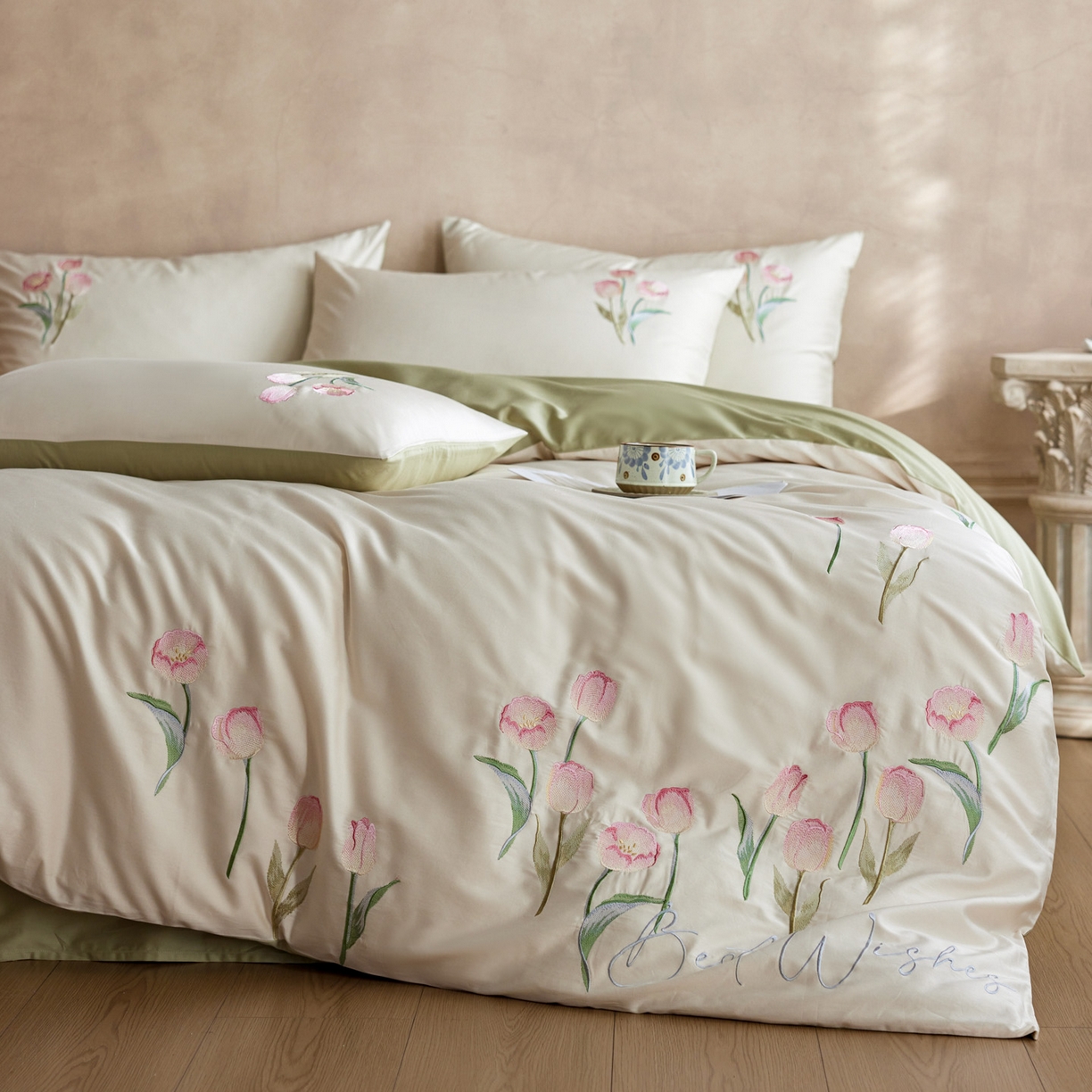 91家纺网 家纺一手货源 找家纺 爱缦 2026新款100S全棉CR工艺极简轻奢刺绣四件套-花海郁金系列风格一（券后控价：标准288，大号308） 花海郁金-白绿色