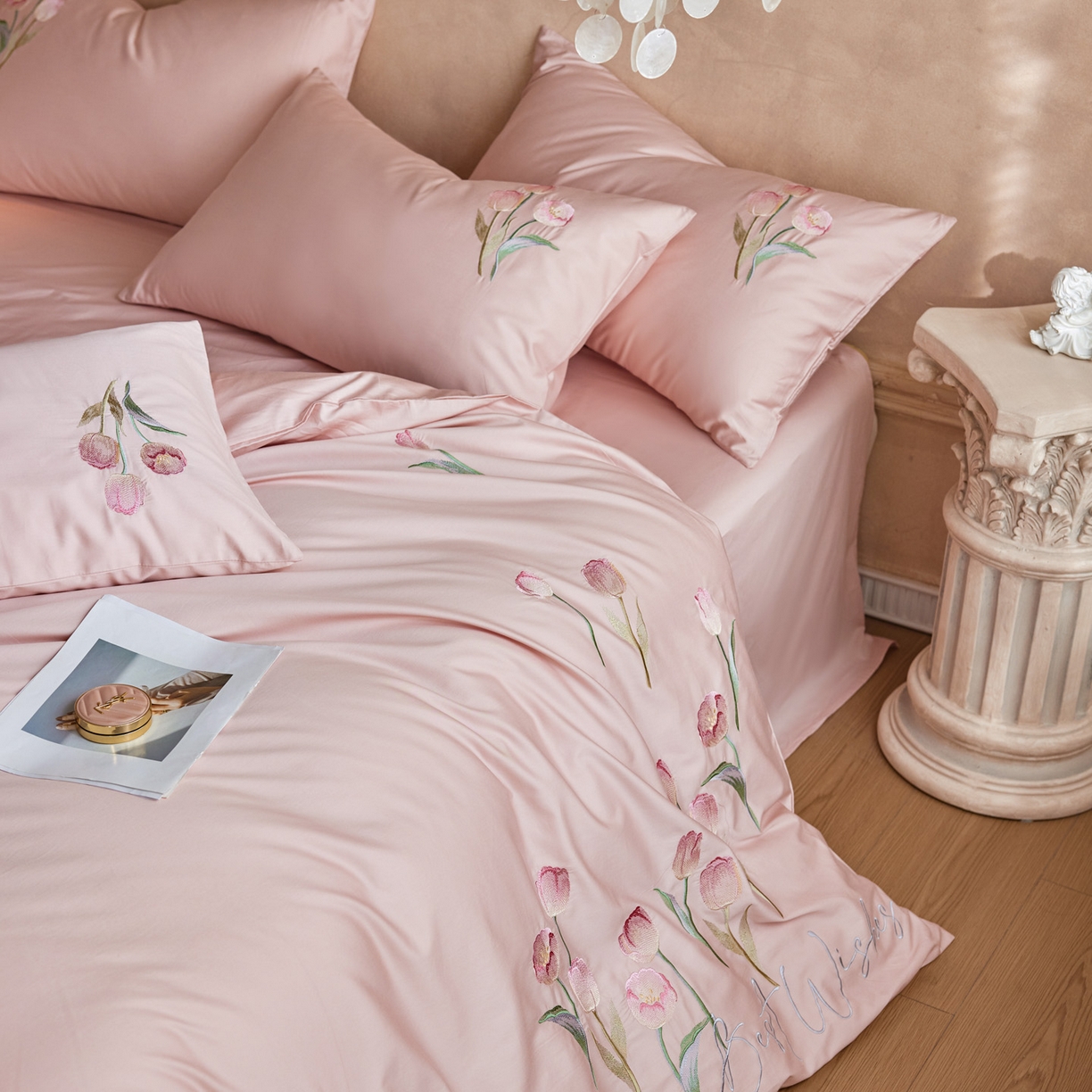 91家纺网 家纺一手货源 找家纺 爱缦 2026新款100S全棉CR工艺极简轻奢刺绣四件套-花海郁金系列风格一（券后控价：标准288，大号308） 花海郁金-粉色