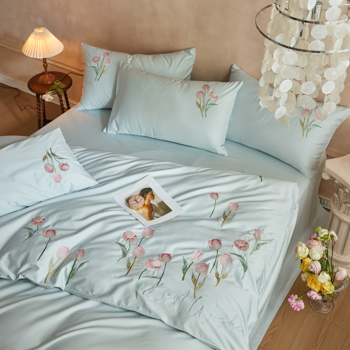 91家纺网 家纺一手货源 找家纺 爱缦 2026新款100S全棉CR工艺极简轻奢刺绣四件套-花海郁金系列风格一（券后控价：标准288，大号308） 花海郁金-蓝色