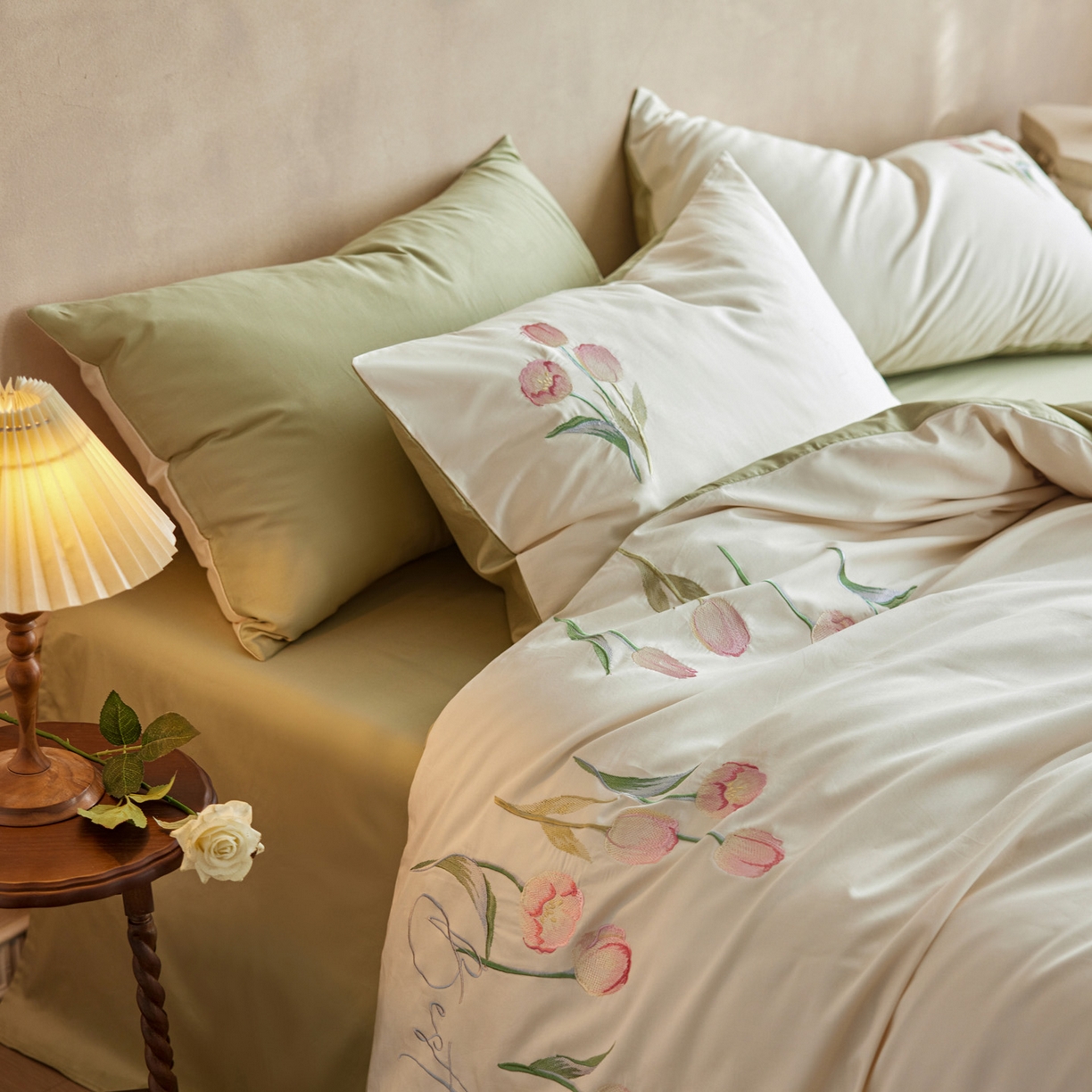 91家纺网 家纺一手货源 找家纺 爱缦 2026新款100S全棉CR工艺极简轻奢刺绣四件套-花海郁金系列风格一（券后控价：标准288，大号308） 花海郁金-白绿色