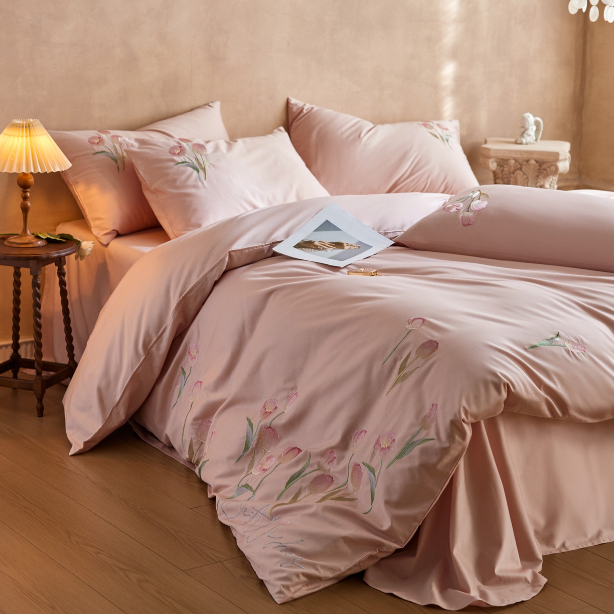 91家纺网 家纺一手货源 找家纺 爱缦 2026新款100S全棉CR工艺极简轻奢刺绣四件套-花海郁金系列风格一（券后控价：标准288，大号308） 花海郁金-粉色