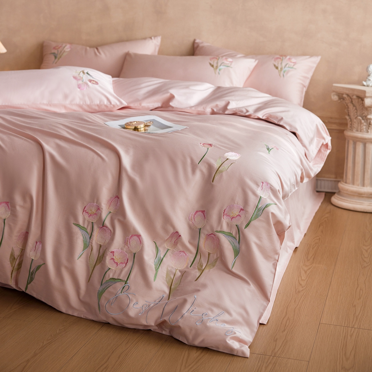 91家纺网 家纺一手货源 找家纺 爱缦 2026新款100S全棉CR工艺极简轻奢刺绣四件套-花海郁金系列风格一（券后控价：标准288，大号308） 花海郁金-粉色