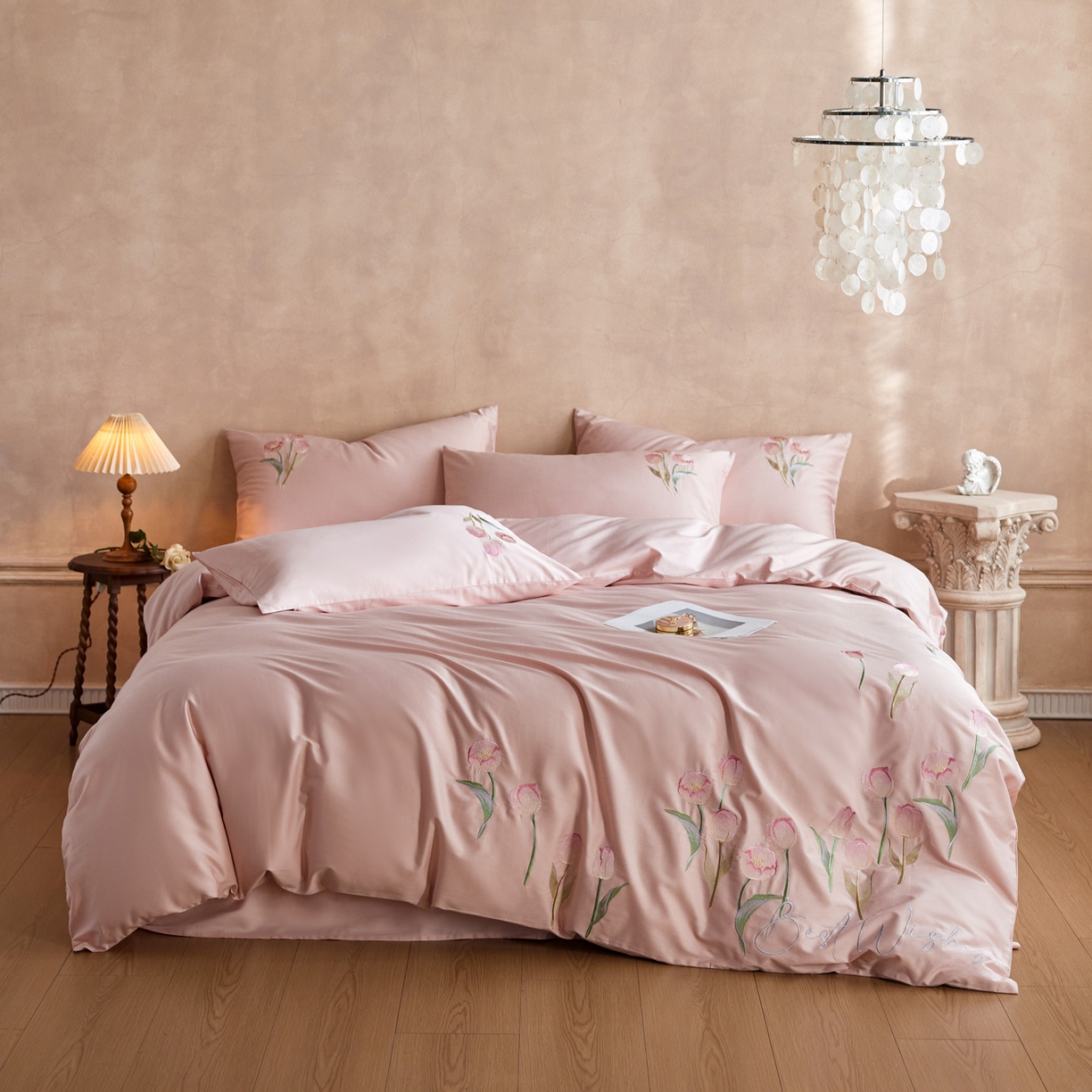 91家纺网 家纺一手货源 找家纺 爱缦 2026新款100S全棉CR工艺极简轻奢刺绣四件套-花海郁金系列风格一（券后控价：标准288，大号308） 花海郁金-粉色