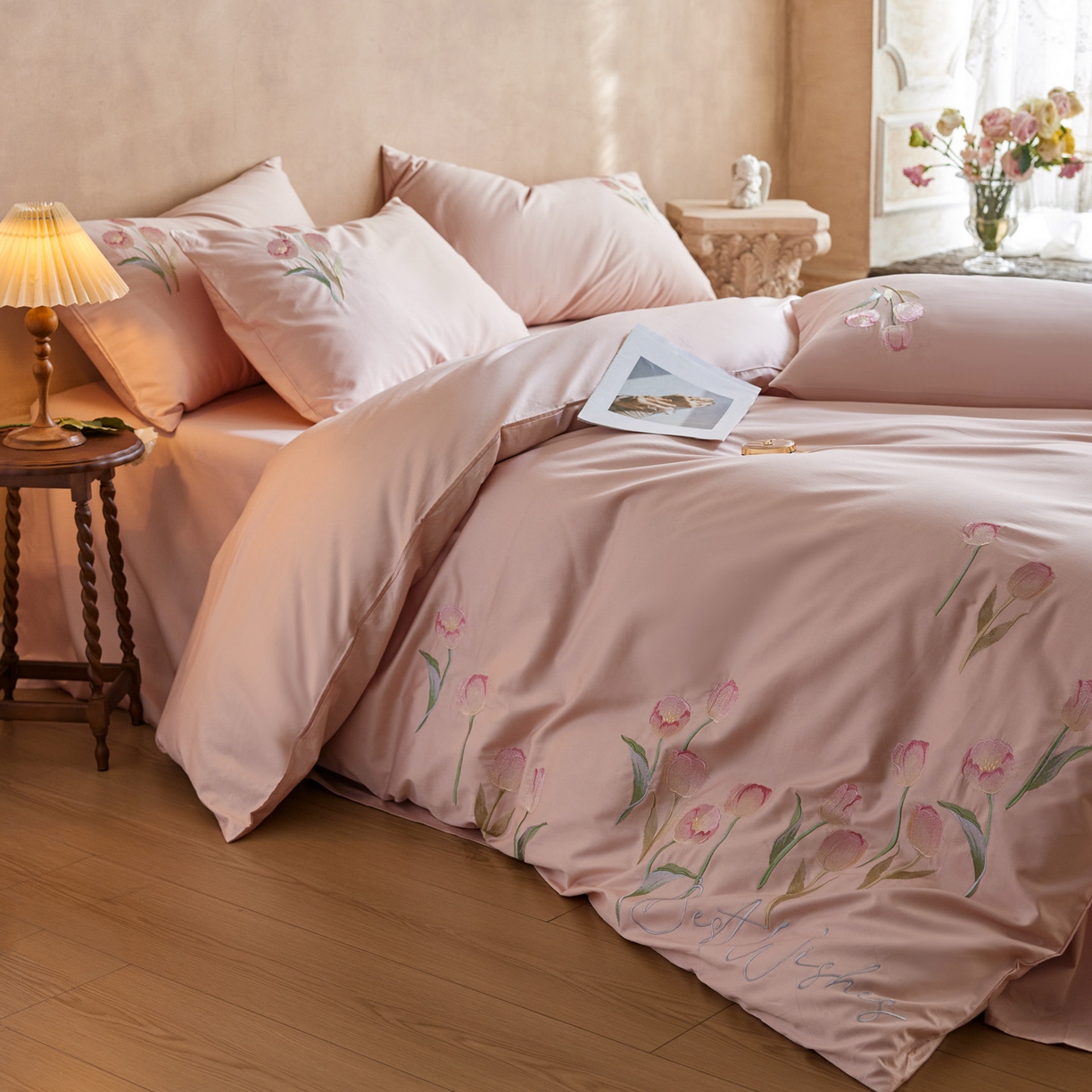 91家纺网 家纺一手货源 找家纺 爱缦 2026新款100S全棉CR工艺极简轻奢刺绣四件套-花海郁金系列风格一（券后控价：标准288，大号308） 花海郁金-粉色