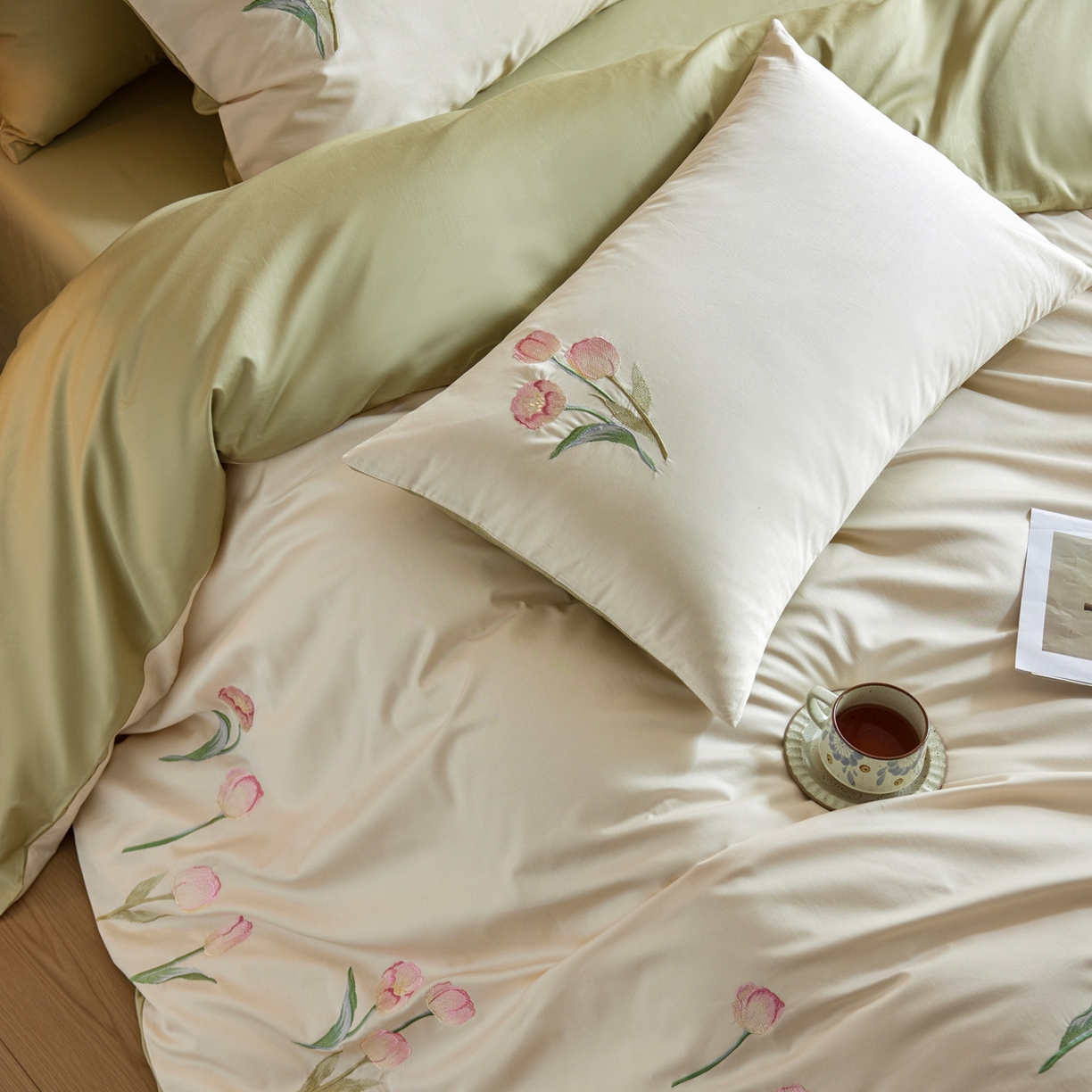 91家纺网 家纺一手货源 找家纺 爱缦 2026新款100S全棉CR工艺极简轻奢刺绣四件套-花海郁金系列风格一（券后控价：标准288，大号308） 花海郁金-白绿色