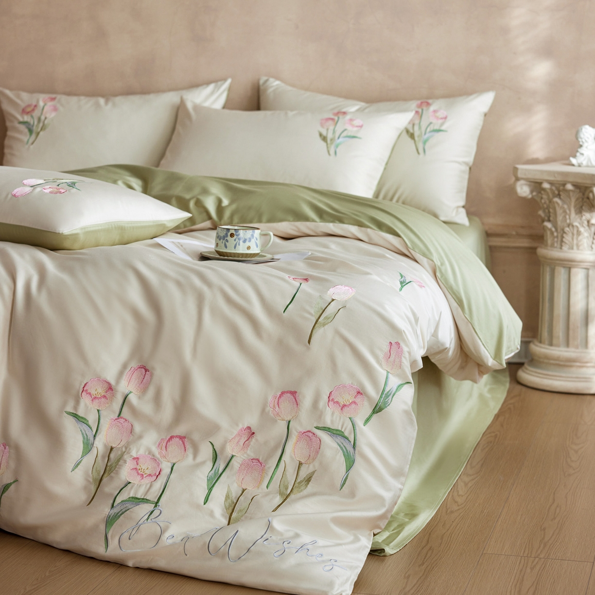 91家纺网 家纺一手货源 找家纺 爱缦 2026新款100S全棉CR工艺极简轻奢刺绣四件套-花海郁金系列风格一（券后控价：标准288，大号308） 花海郁金-白绿色