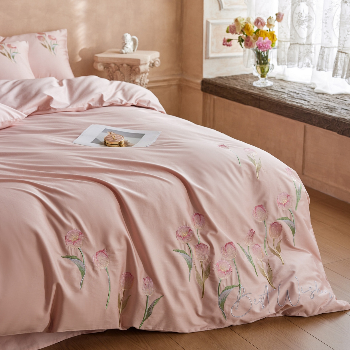 91家纺网 家纺一手货源 找家纺 爱缦 2026新款100S全棉CR工艺极简轻奢刺绣四件套-花海郁金系列风格一（券后控价：标准288，大号308） 花海郁金-粉色