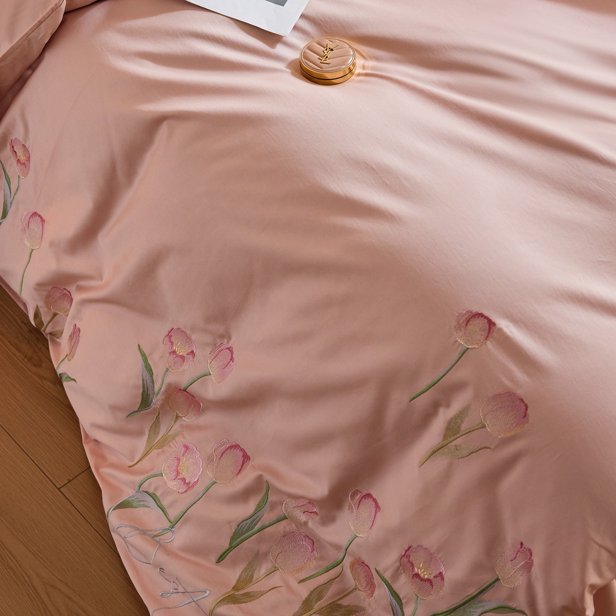 91家纺网 家纺一手货源 找家纺 爱缦 2026新款100S全棉CR工艺极简轻奢刺绣四件套-花海郁金系列风格一（券后控价：标准288，大号308） 花海郁金-粉色