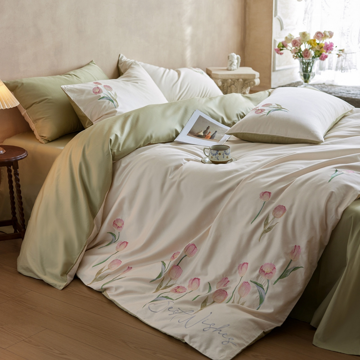 91家纺网 家纺一手货源 找家纺 爱缦 2026新款100S全棉CR工艺极简轻奢刺绣四件套-花海郁金系列风格一（券后控价：标准288，大号308） 花海郁金-白绿色