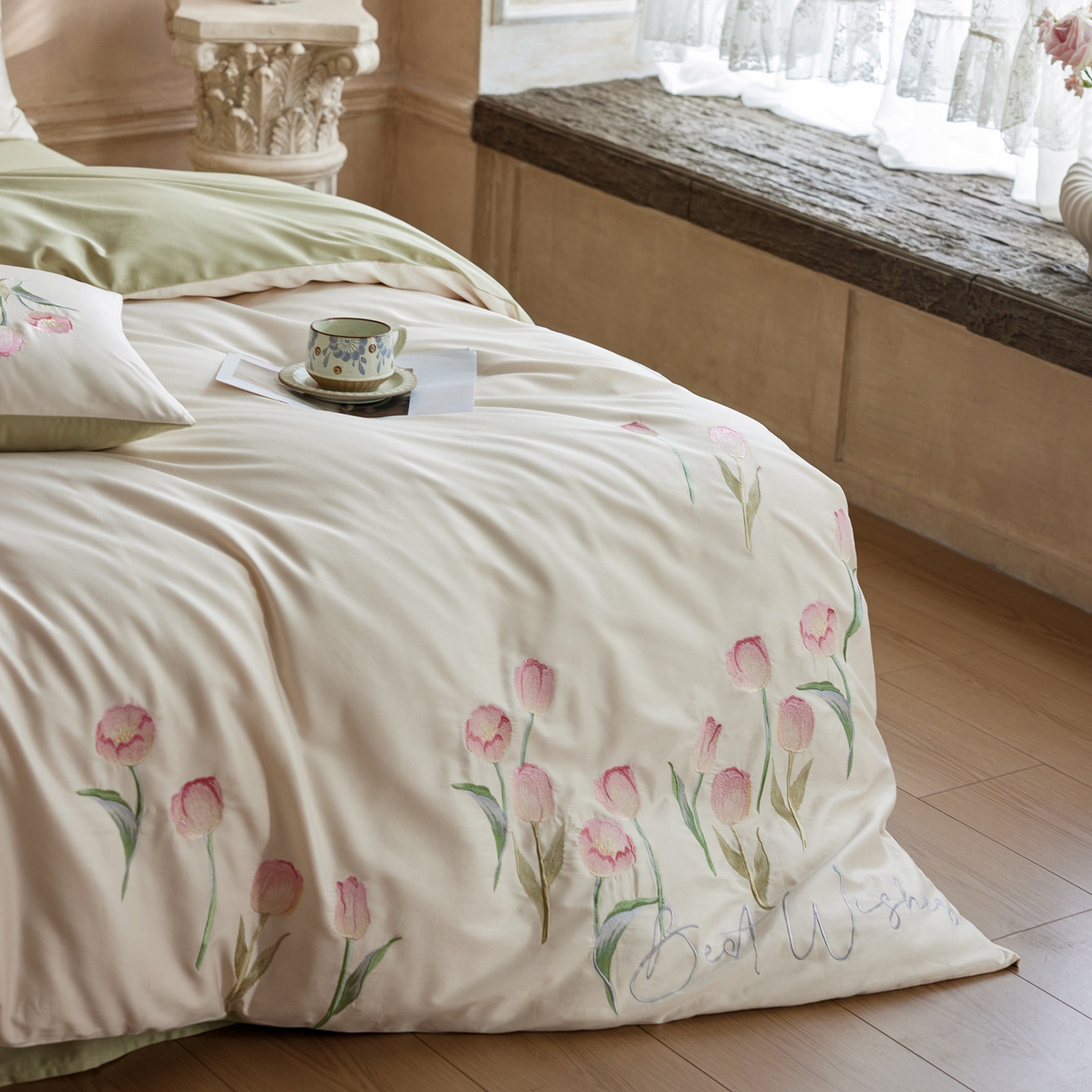 91家纺网 家纺一手货源 找家纺 爱缦 2026新款100S全棉CR工艺极简轻奢刺绣四件套-花海郁金系列风格一（券后控价：标准288，大号308） 花海郁金-白绿色