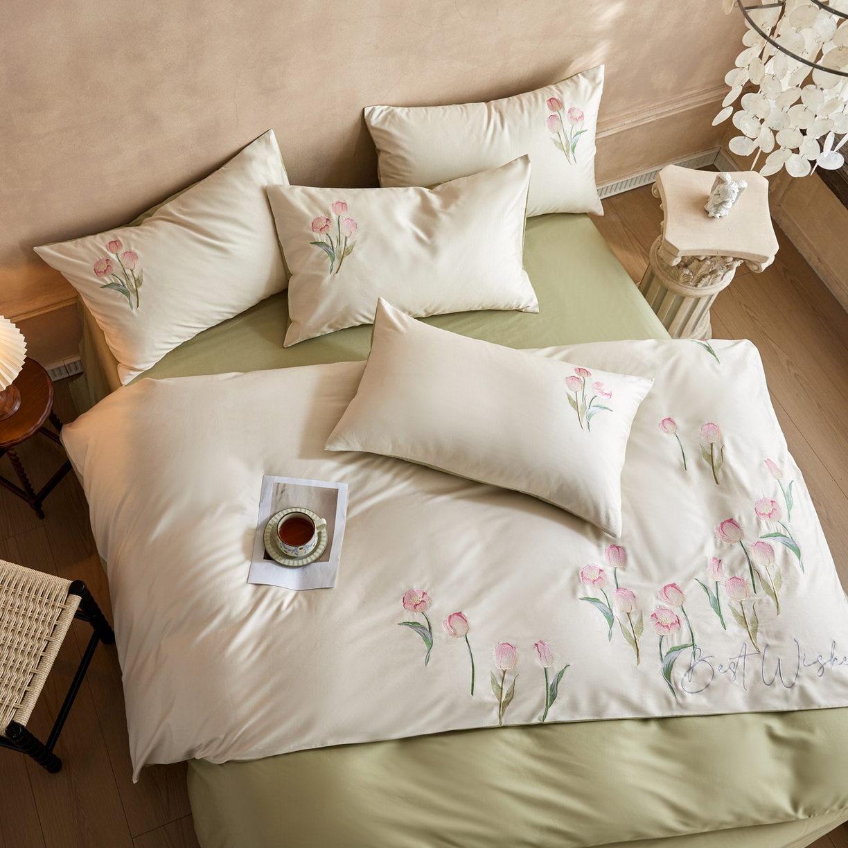 91家纺网 家纺一手货源 找家纺 爱缦 2026新款100S全棉CR工艺极简轻奢刺绣四件套-花海郁金系列风格一（券后控价：标准288，大号308） 花海郁金-白绿色