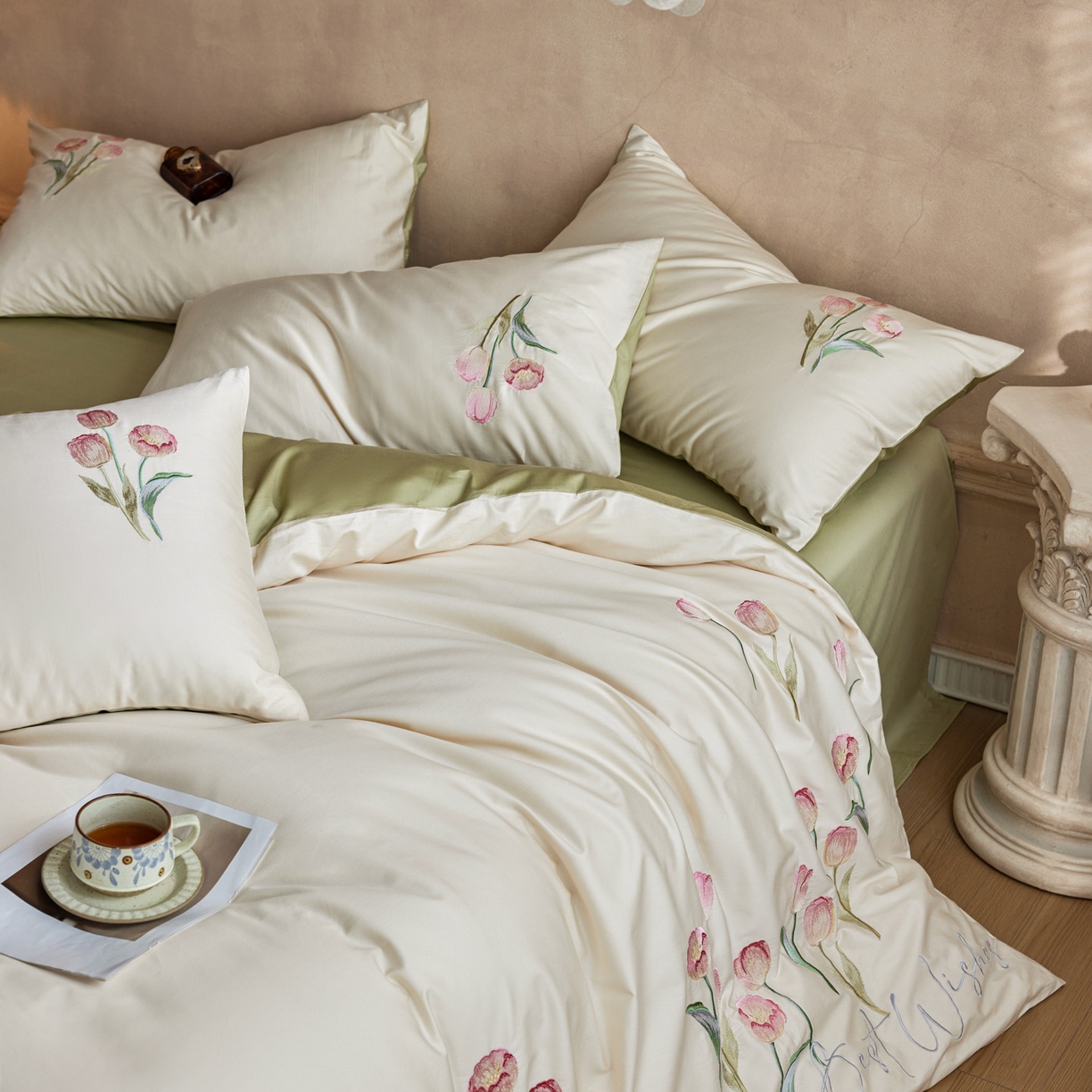 91家纺网 家纺一手货源 找家纺 爱缦 2026新款100S全棉CR工艺极简轻奢刺绣四件套-花海郁金系列风格一（券后控价：标准288，大号308） 花海郁金-白绿色