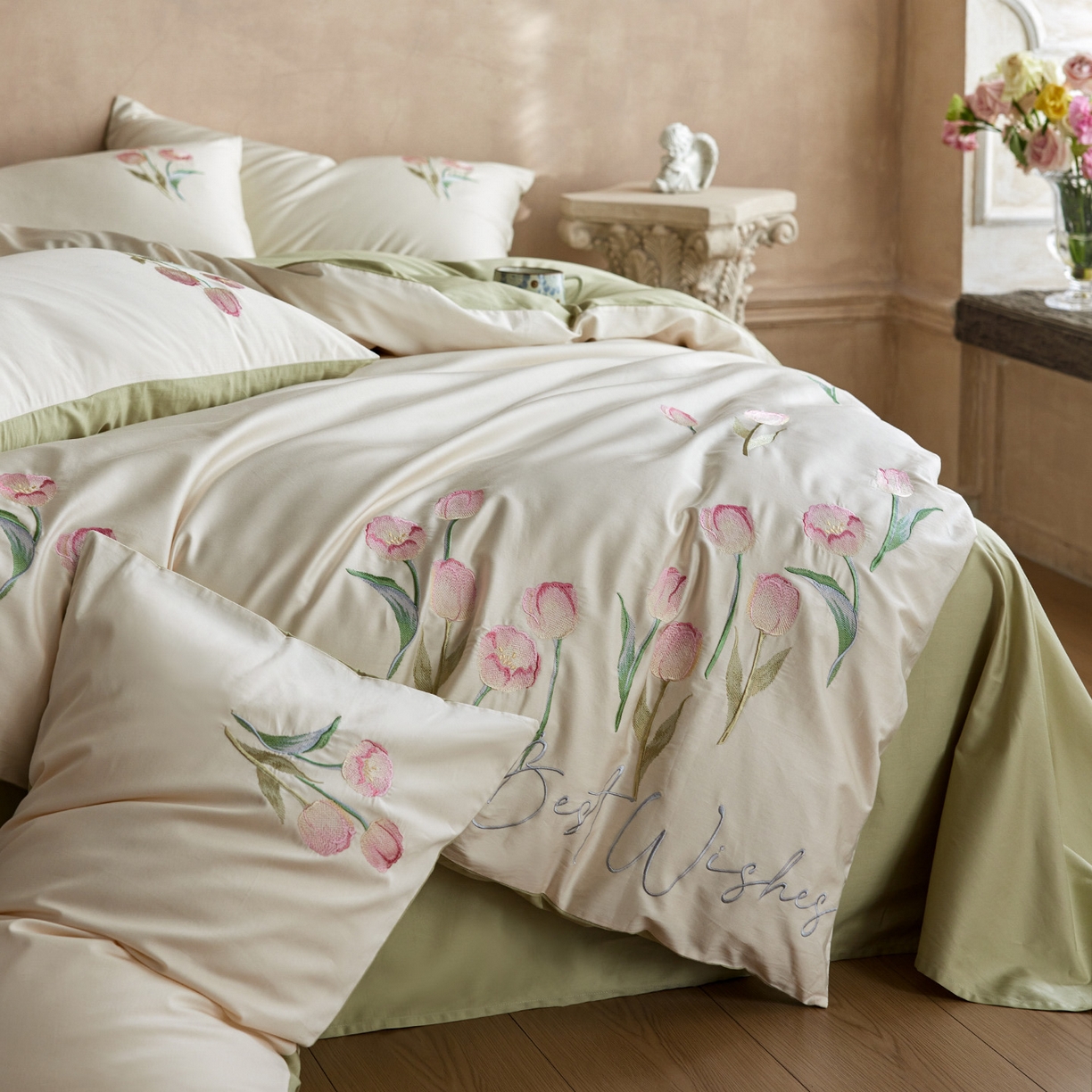 91家纺网 家纺一手货源 找家纺 爱缦 2026新款100S全棉CR工艺极简轻奢刺绣四件套-花海郁金系列风格一（券后控价：标准288，大号308） 花海郁金-白绿色