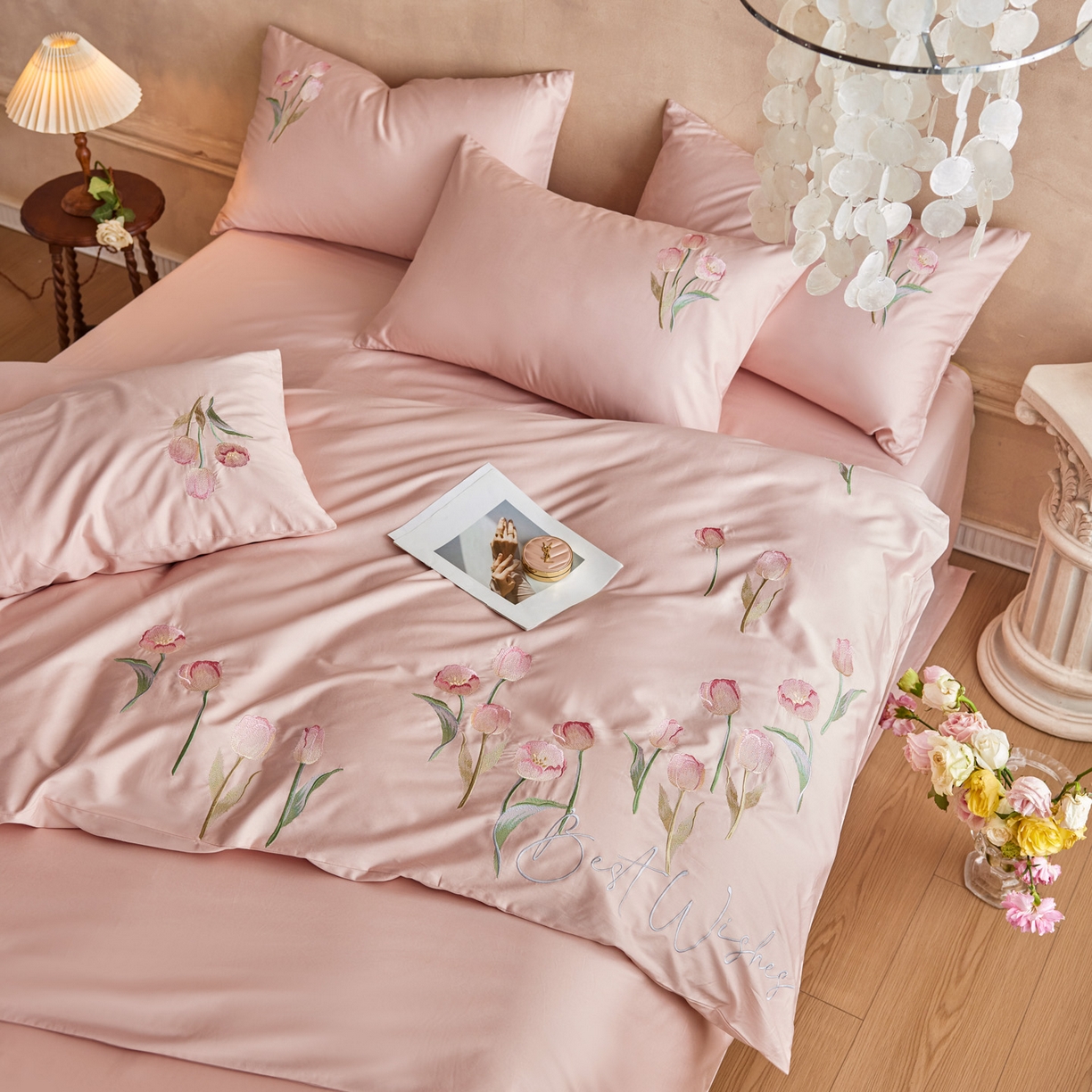 91家纺网 家纺一手货源 找家纺 爱缦 2026新款100S全棉CR工艺极简轻奢刺绣四件套-花海郁金系列风格一（券后控价：标准288，大号308） 花海郁金-粉色