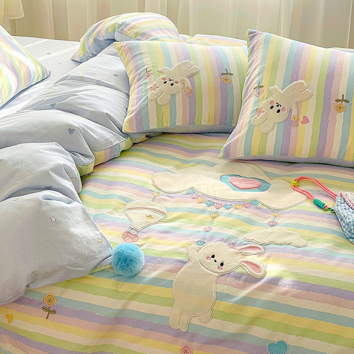 91家纺网 家纺一手货源 找家纺 暖意家纺 2026新款全棉贴布绣云朵兔四件套系列 云朵兔 蓝