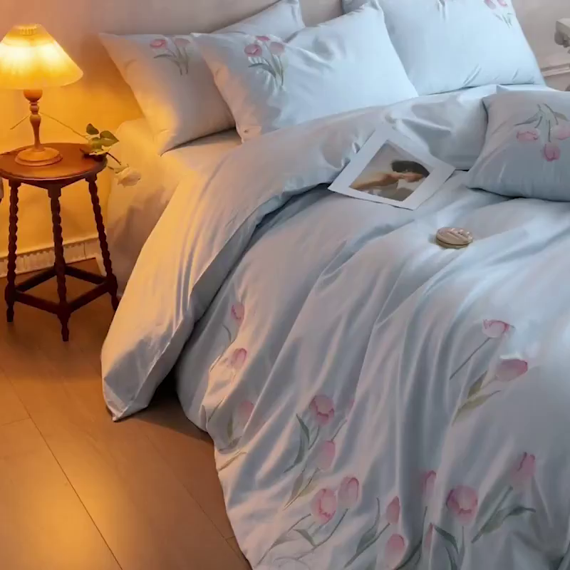 91家纺网 家纺一手货源 找家纺 爱缦 2026新款100S全棉CR工艺极简轻奢刺绣四件套-花海郁金系列风格一（券后控价：标准288，大号308） 花海郁金-蓝色