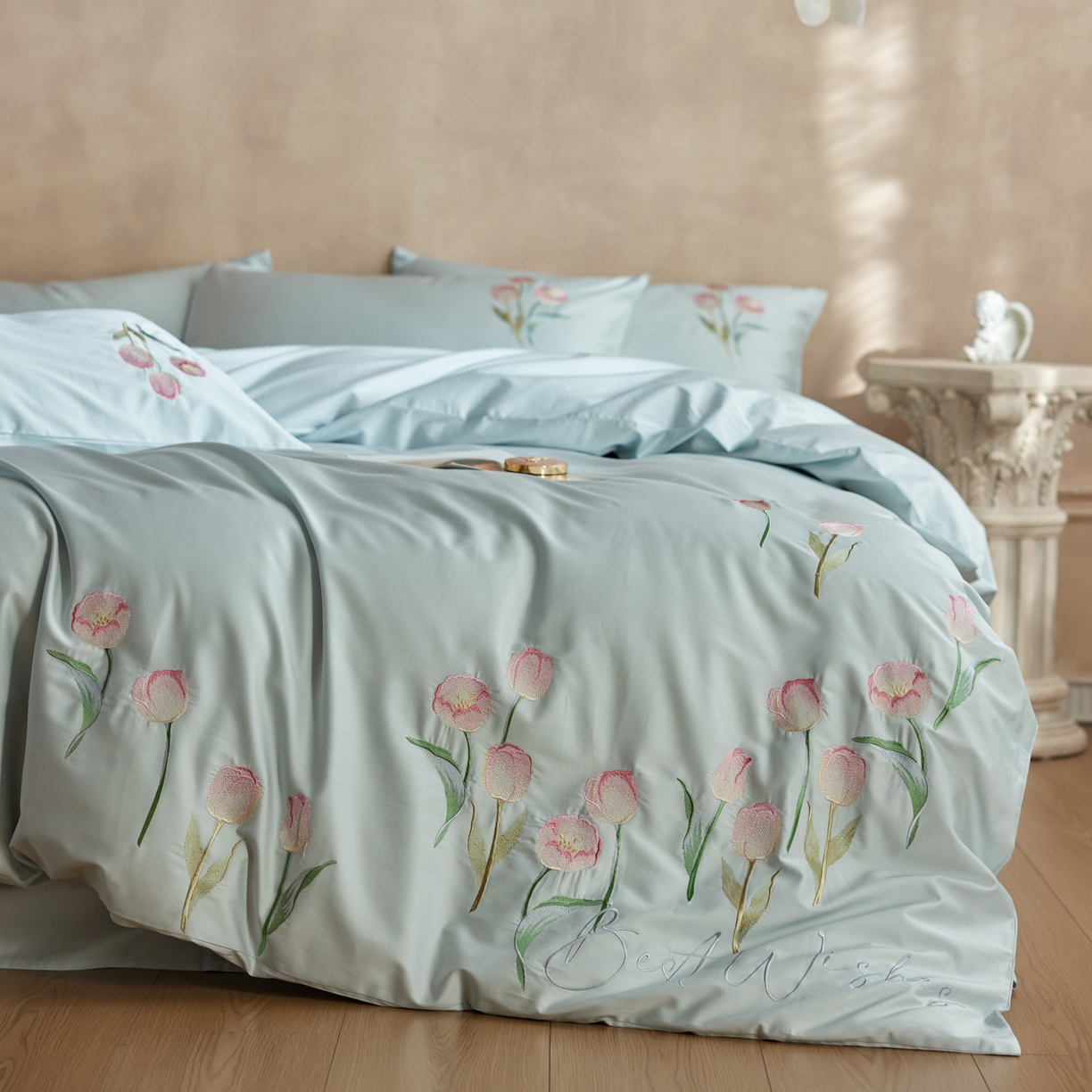 91家纺网 家纺一手货源 找家纺 爱缦 2026新款100S全棉CR工艺极简轻奢刺绣四件套-花海郁金系列风格一（券后控价：标准288，大号308） 花海郁金-蓝色