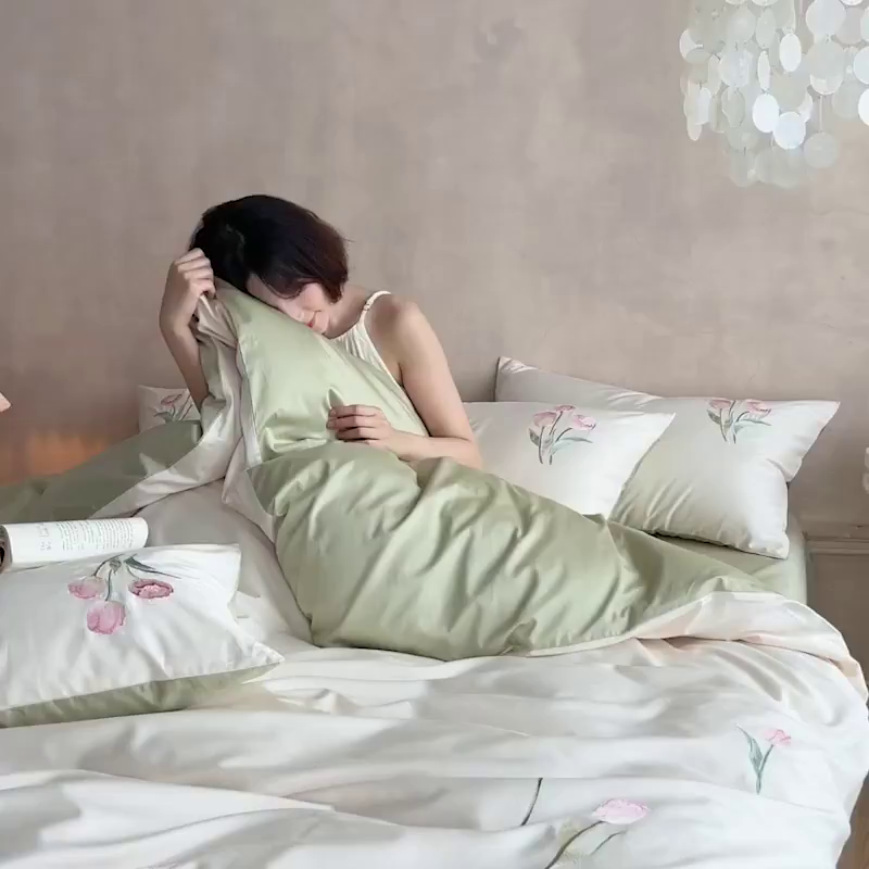 91家纺网 家纺一手货源 找家纺 爱缦 2026新款100S全棉CR工艺极简轻奢刺绣四件套-花海郁金系列风格一（券后控价：标准288，大号308） 花海郁金-白绿色