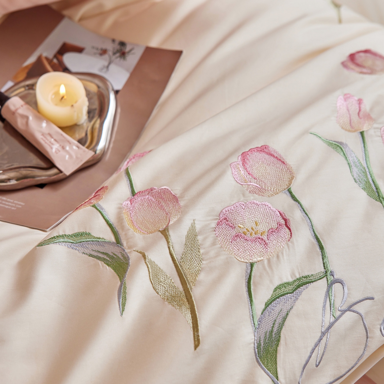 91家纺网 家纺一手货源 找家纺 （总）爱缦 2026新款100S全棉CR工艺极简轻奢刺绣四件套-花海郁金系列风格二（券后控价：标准288，大号308）