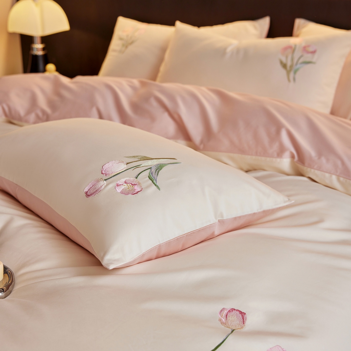 91家纺网 家纺一手货源 找家纺 爱缦 2026新款100S全棉CR工艺极简轻奢刺绣四件套-花海郁金系列风格二（券后控价：标准288，大号308） 花海郁金-白粉色