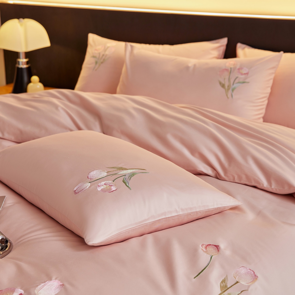 91家纺网 家纺一手货源 找家纺 爱缦 2026新款100S全棉CR工艺极简轻奢刺绣四件套-花海郁金系列风格二（券后控价：标准288，大号308） 花海郁金-粉色