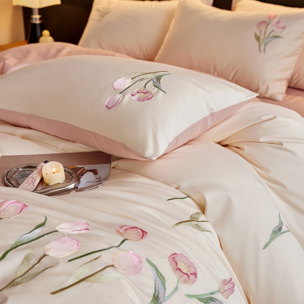 91家纺网 家纺一手货源 找家纺 爱缦 2026新款100S全棉CR工艺极简轻奢刺绣四件套-花海郁金系列风格二（券后控价：标准288，大号308） 花海郁金-白粉色